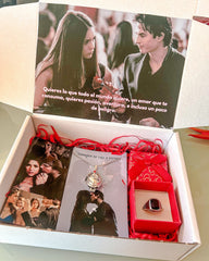 Box Diario de Vampiros M | Elena y Damon (Collar+Anillo)